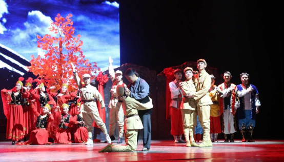 原创话剧《天山湘女》公演获赞