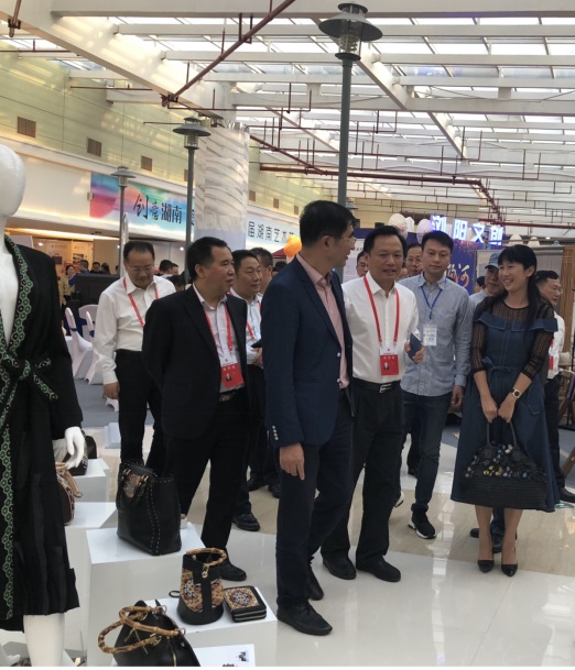 张大方、禹新荣等领导现场查看指导我院文创产品展示