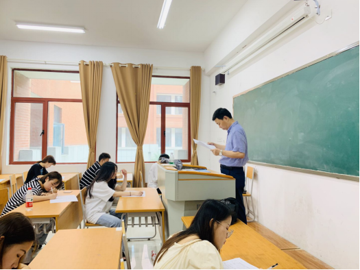 院领导深入期末考试文化课考场巡考