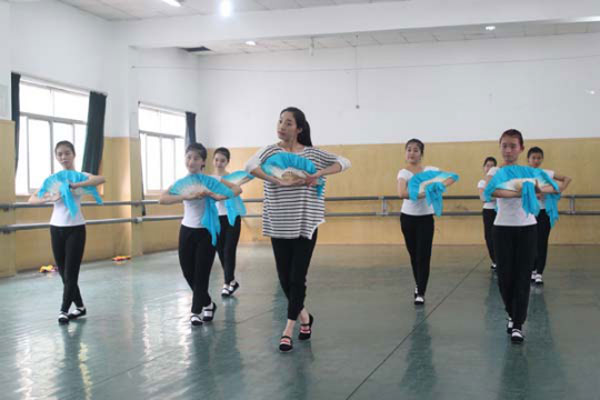 舞蹈系开展民舞公开课活动
