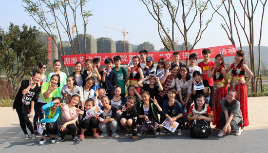 舞蹈系开展“文艺进社区”演出活动