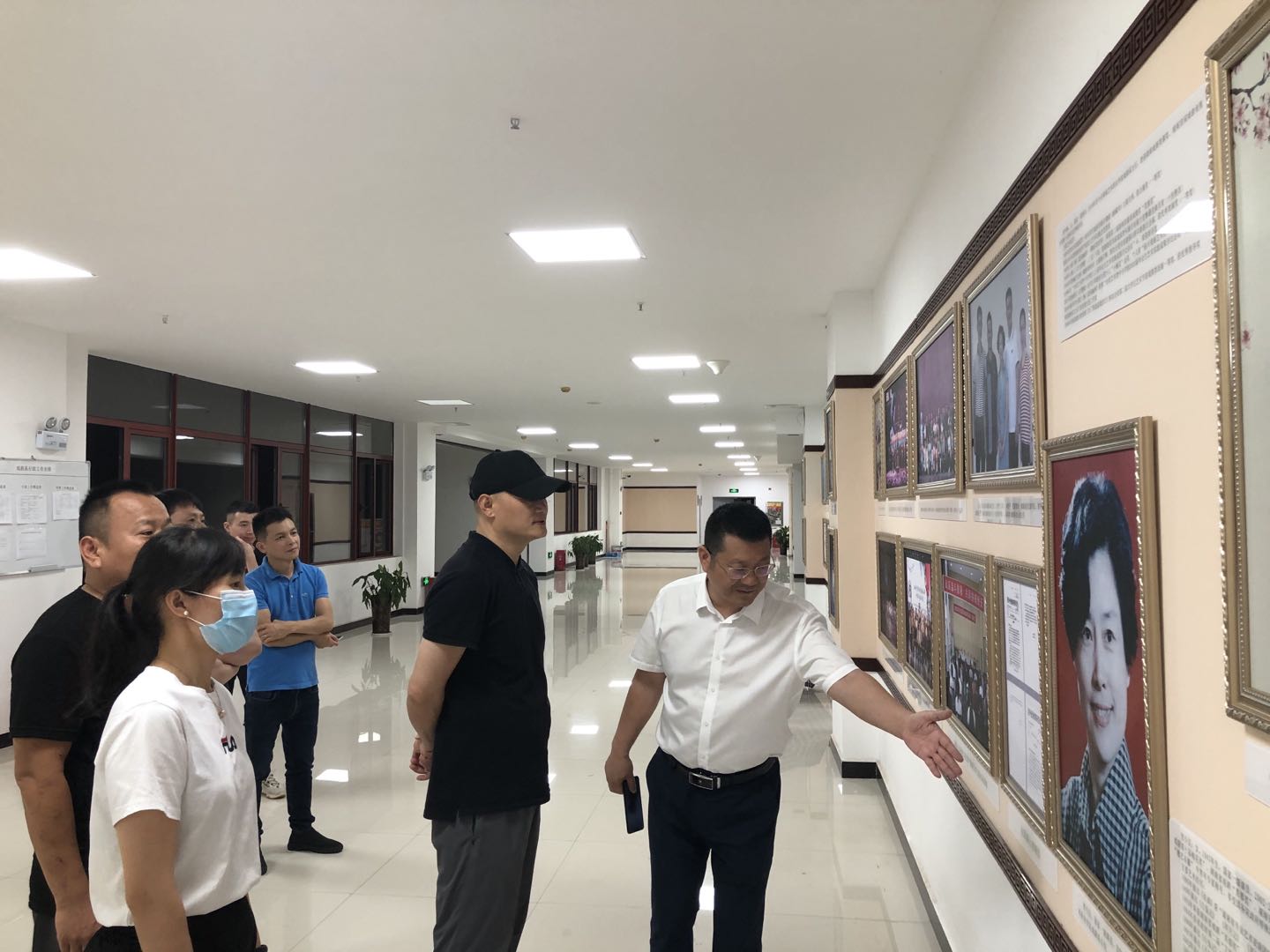 知名校友李雄辉教授夜访母校