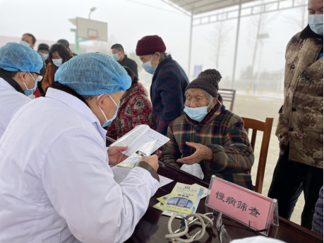 学院驻村工作队联合当地医院开展惠民义诊活动