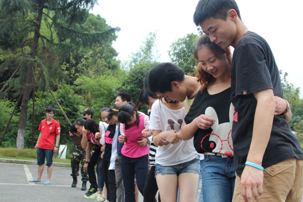 学院组织学生干部开展素质拓展培训活动