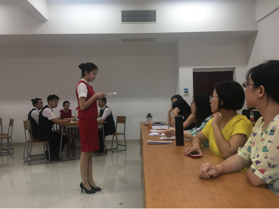 社文系举办首次空中乘务专业技能抽查模拟考试