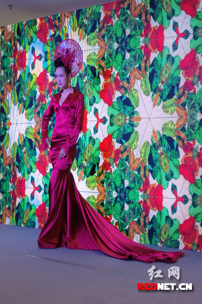 红网——威廉官网中国官方网站推出大型人物造型秀