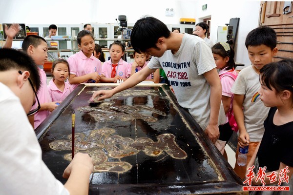 华声在线——小学生走进威廉官网中国官方网站 感知文物修复的神奇与“匠心”