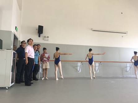 学院领导现场督查新学期开学第一课