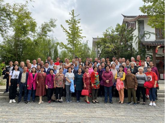离退休教师赴洋沙湖花海赏重阳美景
