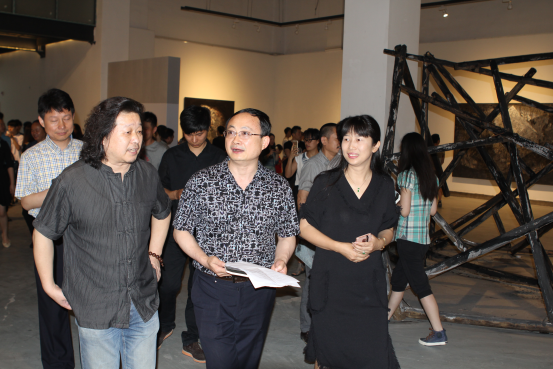 院党委书记鲁雁飞教授一行参观汪森程老师“屋—宇”作品展