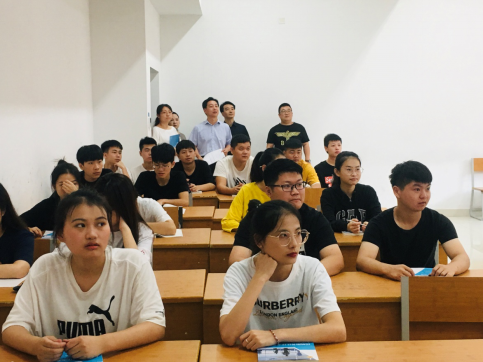 院领导带队开展“开学第一课”教学巡查