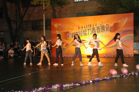 “给力青春”校园文化主题月开幕晚会成功举行