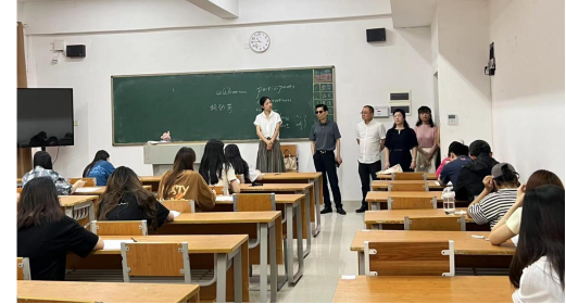 学校领导巡查期末考试情况