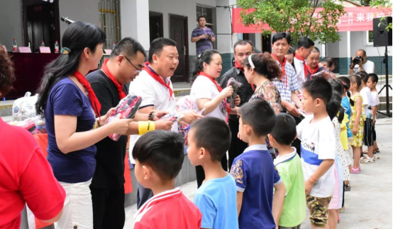 美术系党支部、学工保卫党支部联合开展“圆梦助学”活动