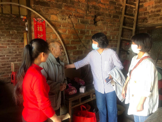 学院慰问帮扶贫困学子