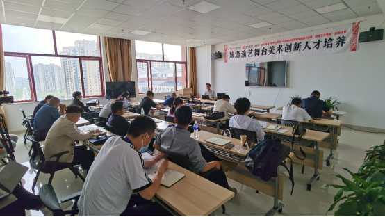 党委书记王章华为国家艺术基金项目学员作专题报告