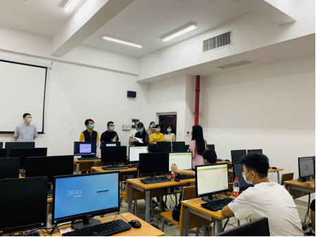 院领导巡查督导返校线下第一课教学情况