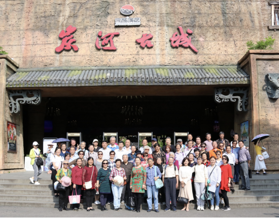 学院组织离退休教职工探访古城追寻文化