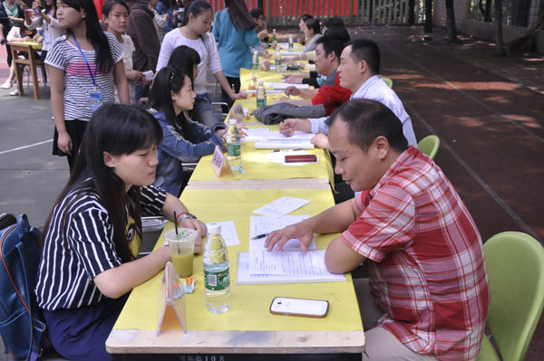 学院心育中心成功举办现场心理咨询活动