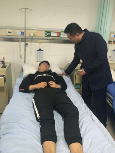 学院领导慰问受伤学生