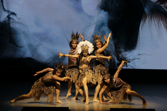 学院师生共赏“曼舞霓裳”舞蹈服饰展演