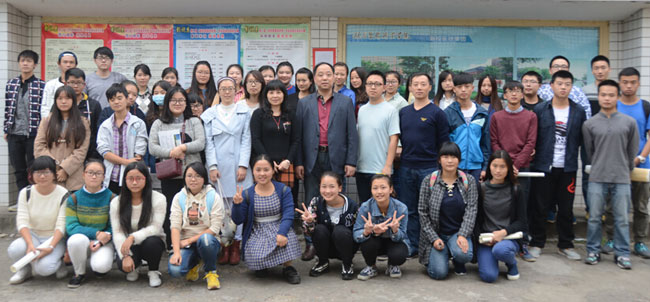 书画修复专家谢俭华来我院社文系指导书画装裱