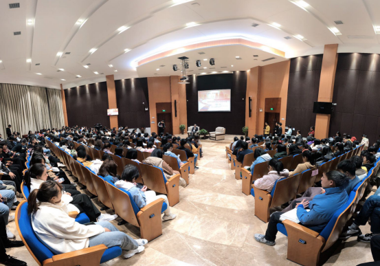 黄晓阳与湖艺师生畅谈“同音字的奇思妙想”