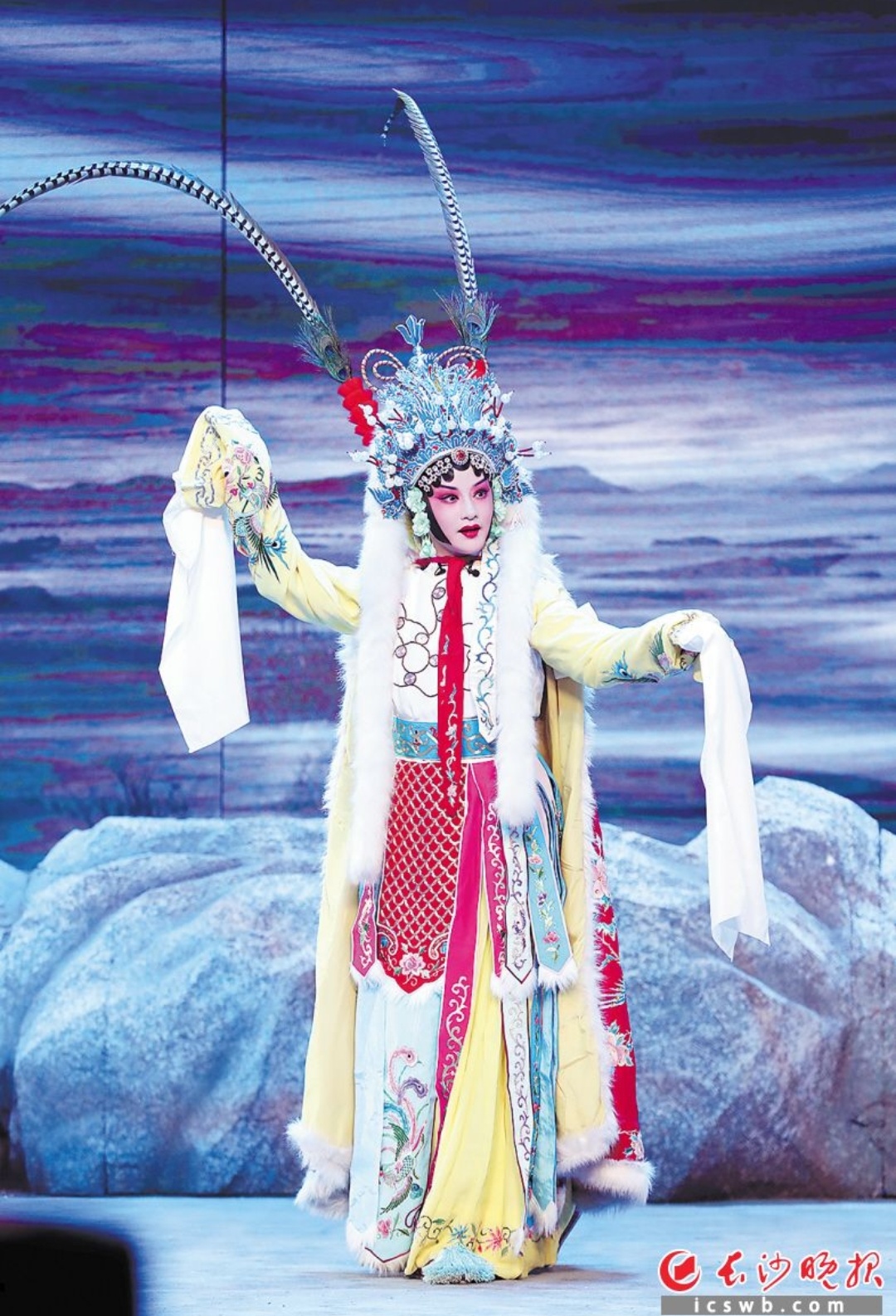 湘妹子瞿颖《传承中国》学京剧：戏曲也能很新颖