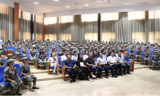 学院举行2018级新生心理适应讲座