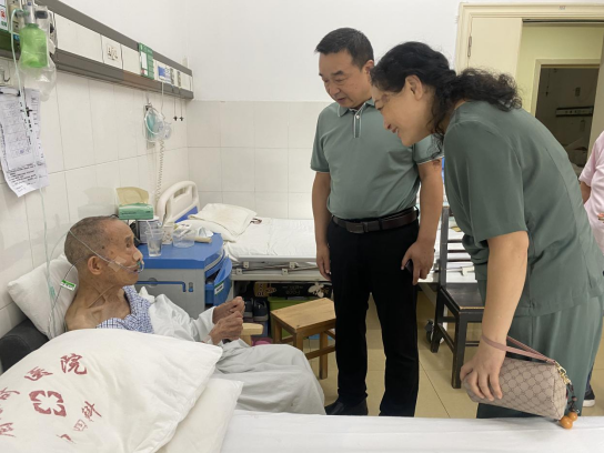 校领导走访慰问离退休老党员