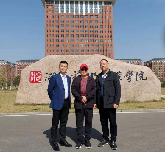 知名校友吴军先生回母校参观