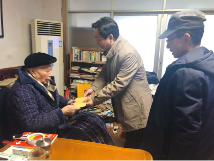 学院领导带队走访慰问离退休困难职工