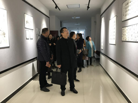 院领导参观文旅系廉洁校园文化作品展