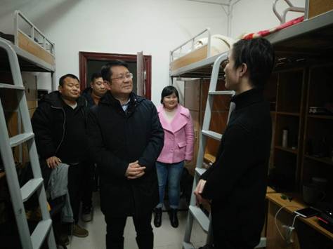 院领导深入学生公寓督查学生离校工作