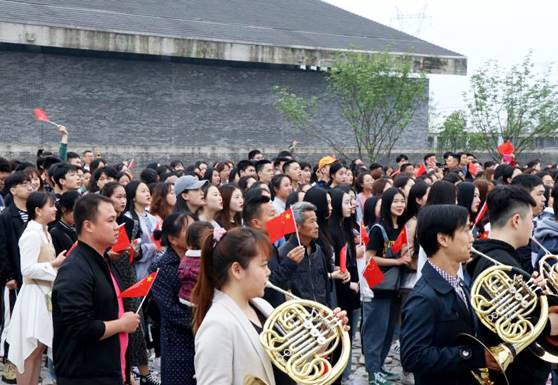 我院师生受邀参加长沙市“唱国歌快闪”活动