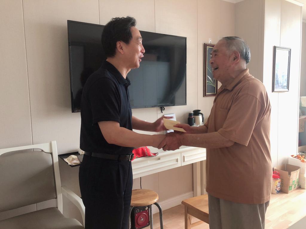 院领导走访慰问离退休困难党员