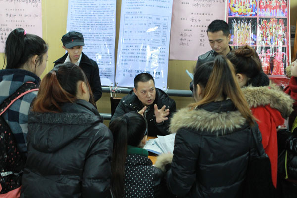 学院举行2014届毕业生招聘会   50余家单位来校揽才