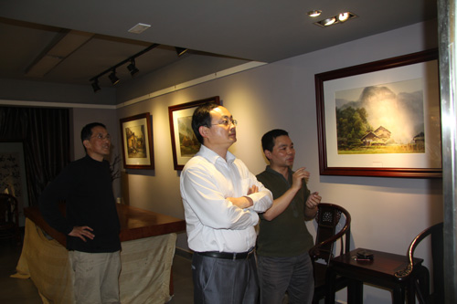 院长鲁雁飞参观焦立强老师的个人画展