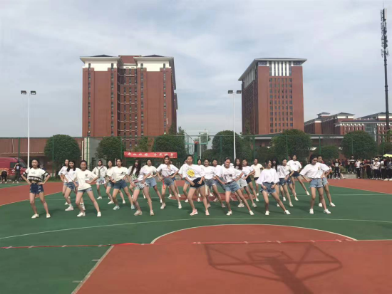 社文系举办广场舞比赛