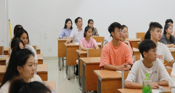 ​校领导带队深入一线督查“开学第一课”