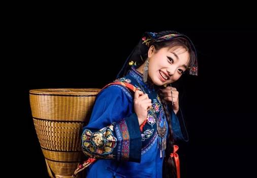 我院吴廷翠同学参与演唱全国首个苗语版《我和我的祖国》